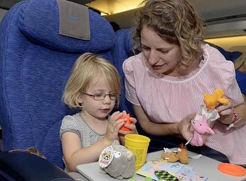 Чем занять ребенка в самолете? что взять с собой?