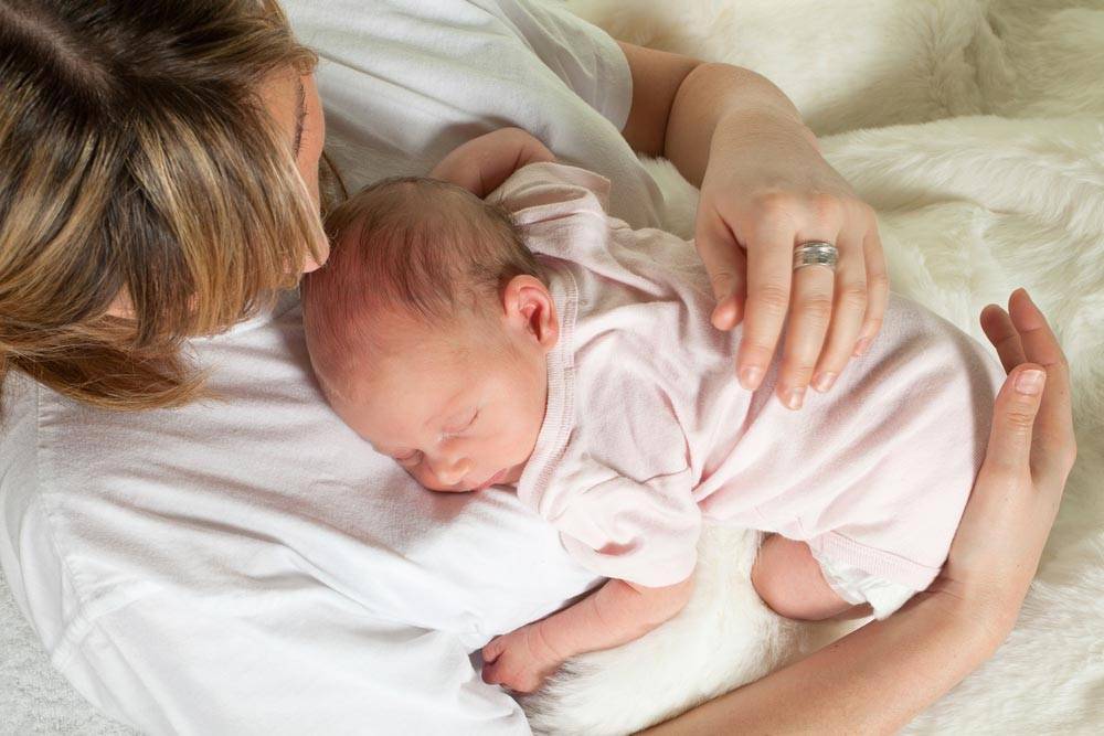 Сон ребенка: стоит ли малышу спать с мамой?