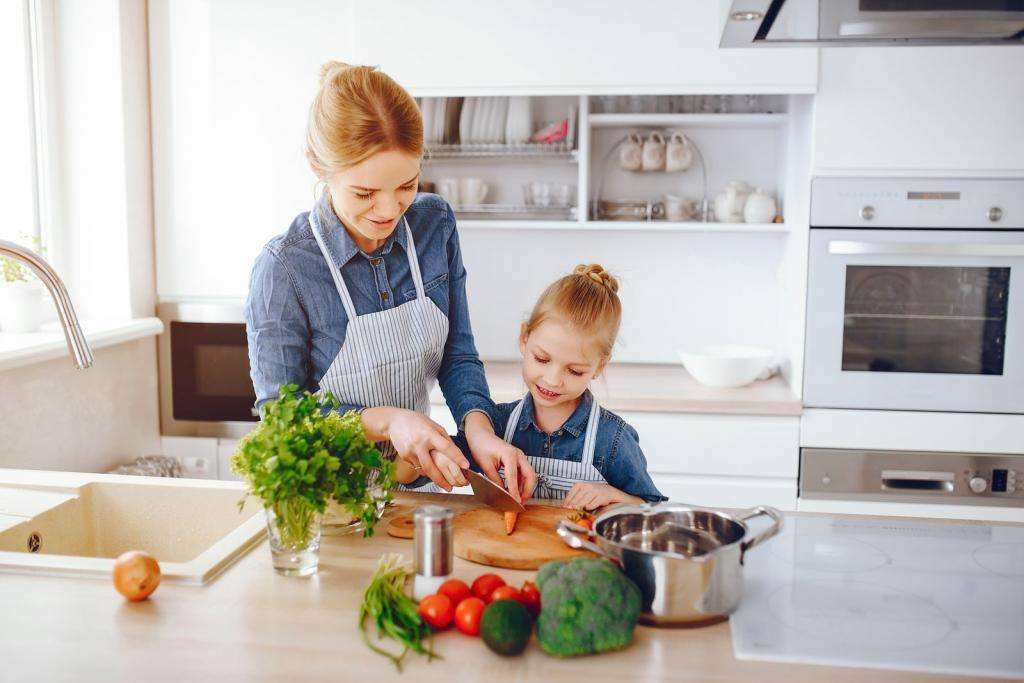 Чем занять ребенка на кухне? 20 необычных идей  развивающих игр для детей от двух лет