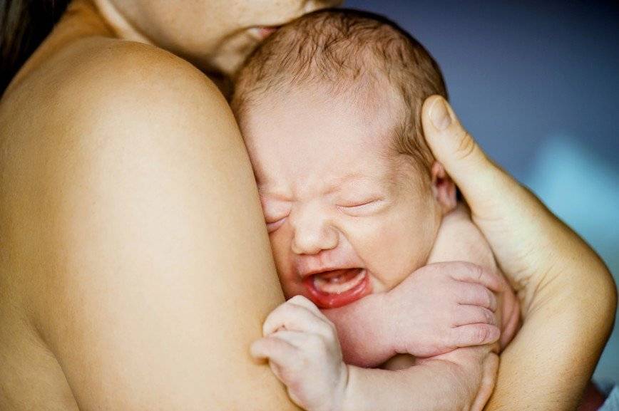 Причины кряхтения новорожденного ребенка: почему постоянно тужится во время сна