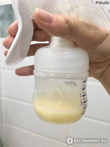 Как сцеживать грудное молоко руками