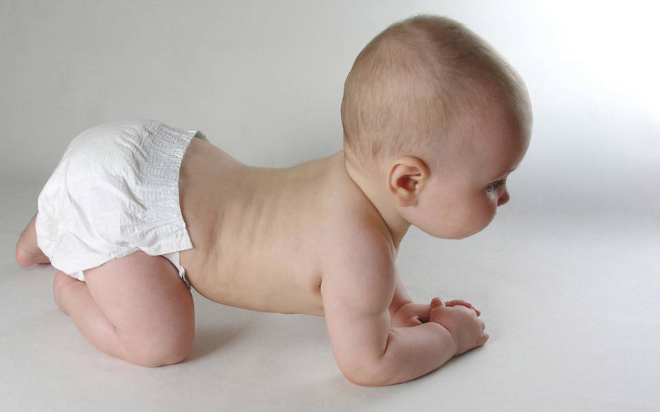 Грудничок плачет, выгибая спину: 4 частые причины — как помочь малышу?