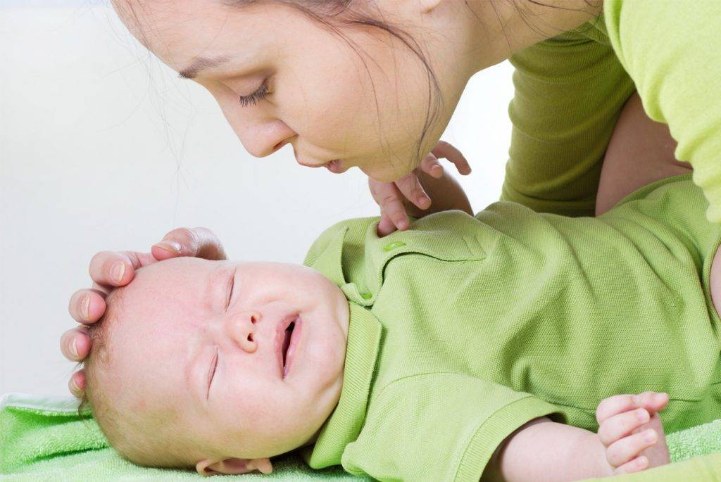 Что советует делать доктор комаровский при лечении колик у малышей?