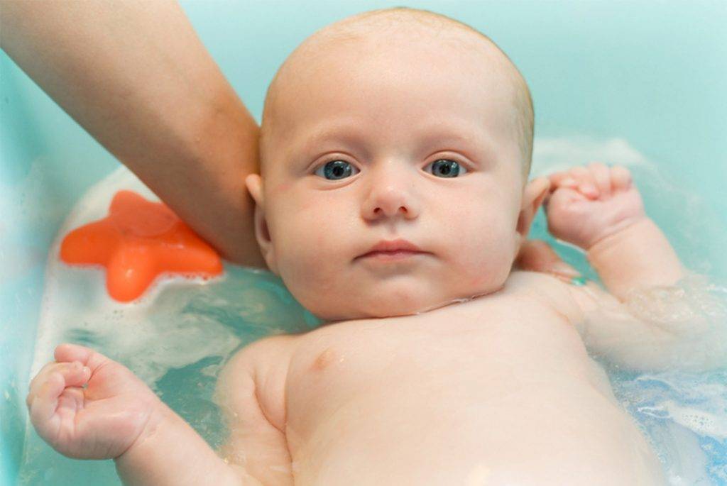 Первые водные процедуры: что нужно знать о купании ребенка в 1 месяц?
