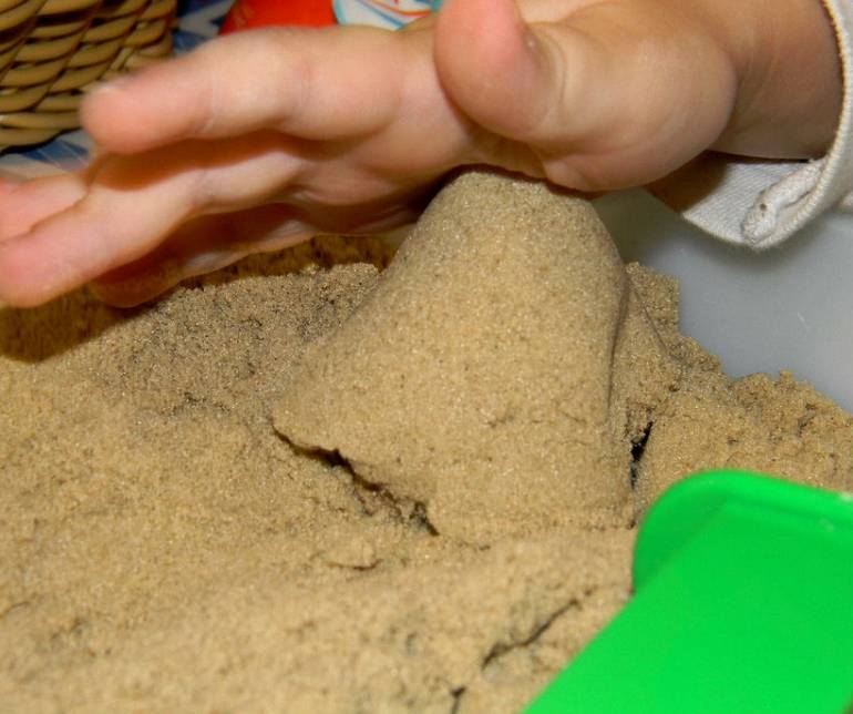 Делаем кинетический песок своими руками: простые рецепты для приготовления в домашних условиях
