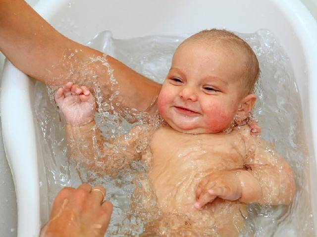 Полезно ли плавание для грудничков в ванне? обучение и советы