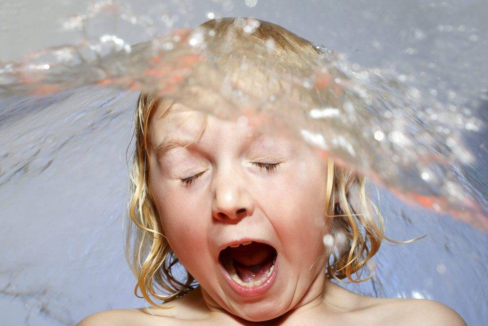 Ребенок боится купаться: 5 способов, которые помогут младенцу побороть страх и полюбить воду
