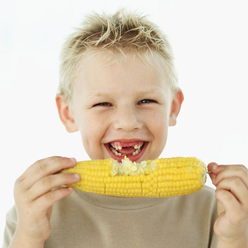 С какого возраста можно давать ребенку вареную кукурузу, чем она полезна? - мытищинская городская детская поликлиника №4