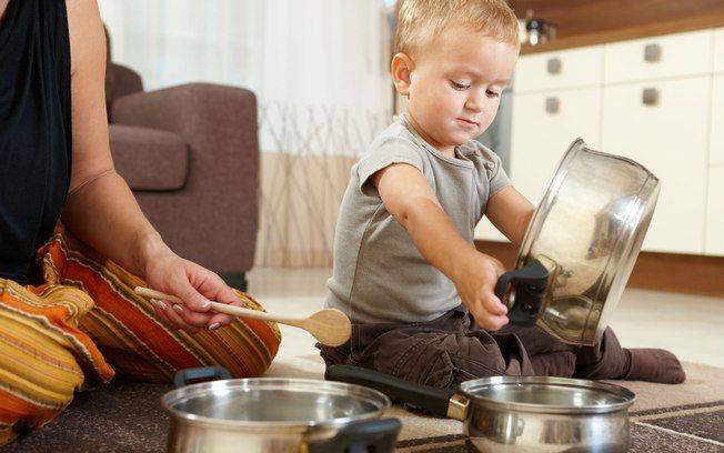 Чем занять ребенка на кухне, пока мама готовит | бебинка