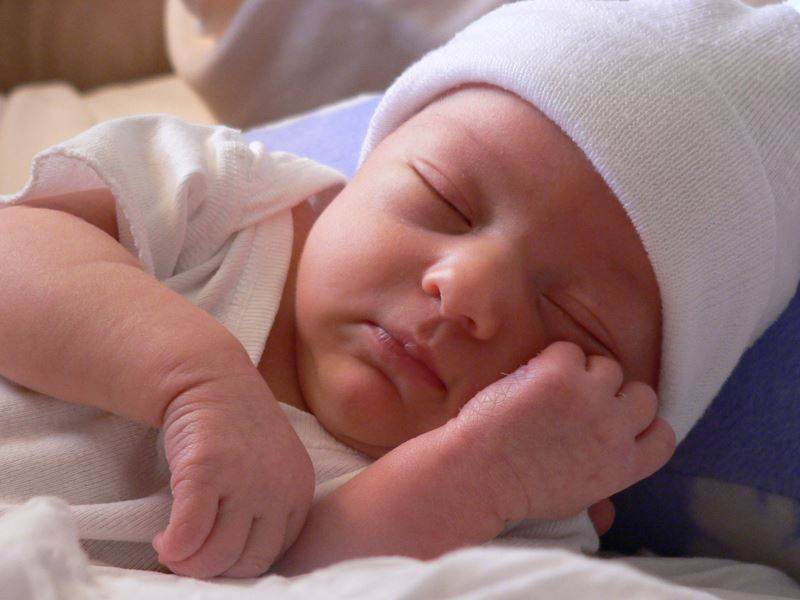 Почему новорожденный грудничок очень мало спит днем и капризничает