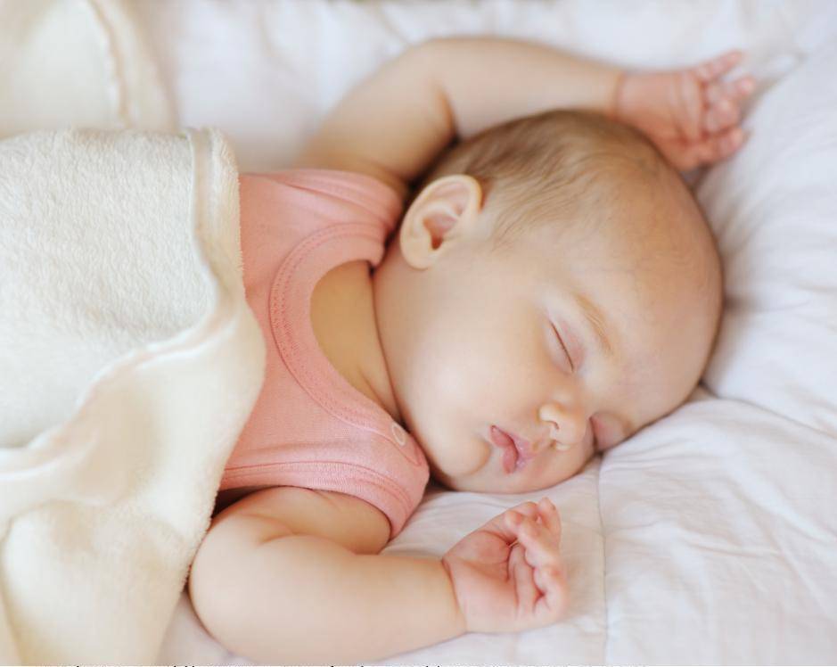 Почему новорожденные не спят весь день: есть ли повод беспокоиться?