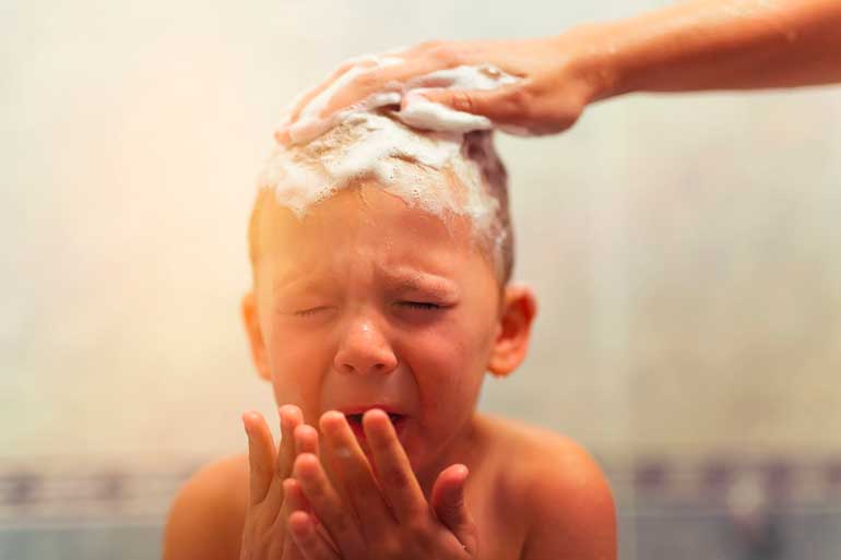 Как убрать корочки на голове у ребенка?