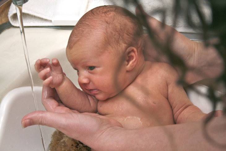 Как подмывать новорожденного мальчика под краном
