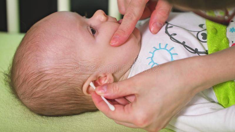 Методика чистки ушей младенцу