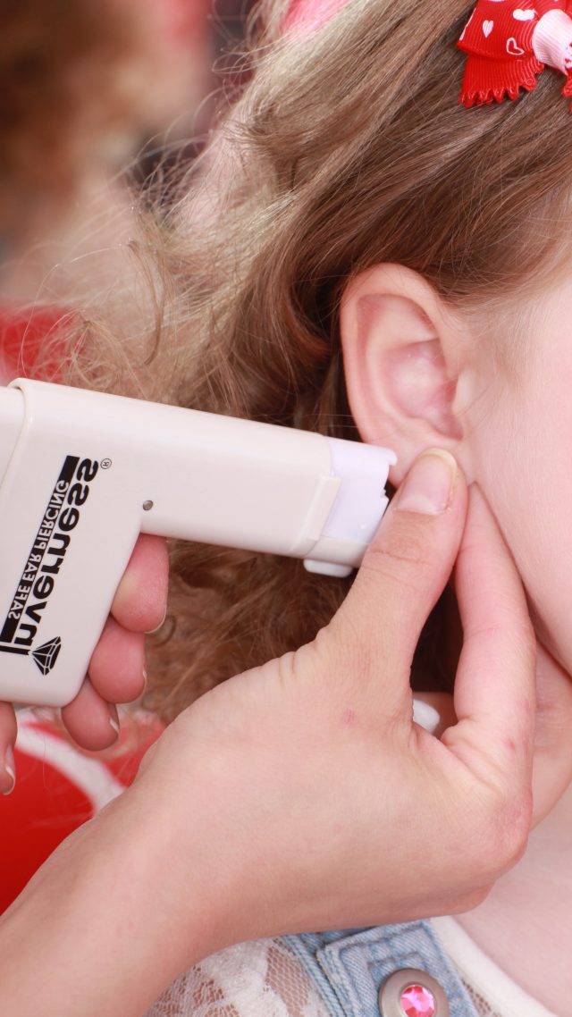 В каком возрасте лучше прокалывать уши ребенку?