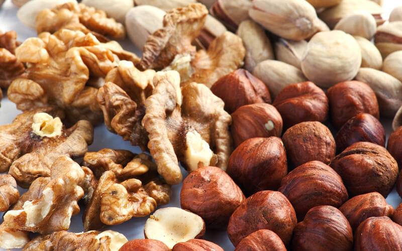 Орехи при грудном вскармливании: какие можно есть