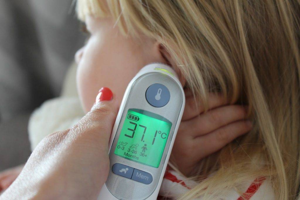 Высокая температура у грудного ребенка: что делать и чем сбить?