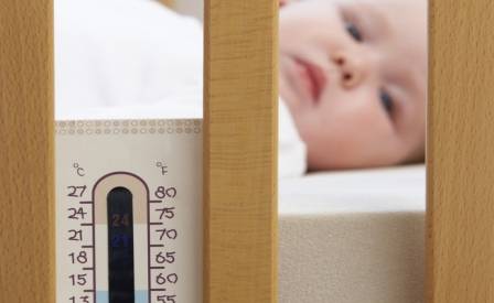 Какая оптимальная температура должна быть в комнате новорожденного
