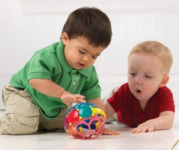 Как научить детей делиться игрушками