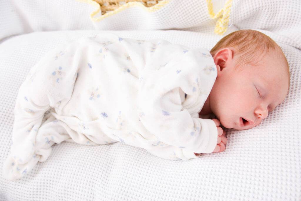Почему вздрагивают новорожденные дети. почему младенец вздрагивает во сне и опасно ли это