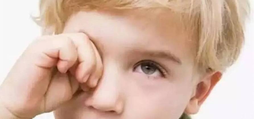 Почему ребенок часто моргает глазами и щурится