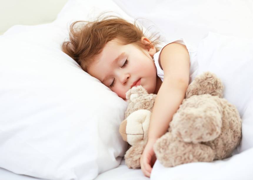 Ребенок спит только на руках – положишь просыпается: причины и что делать