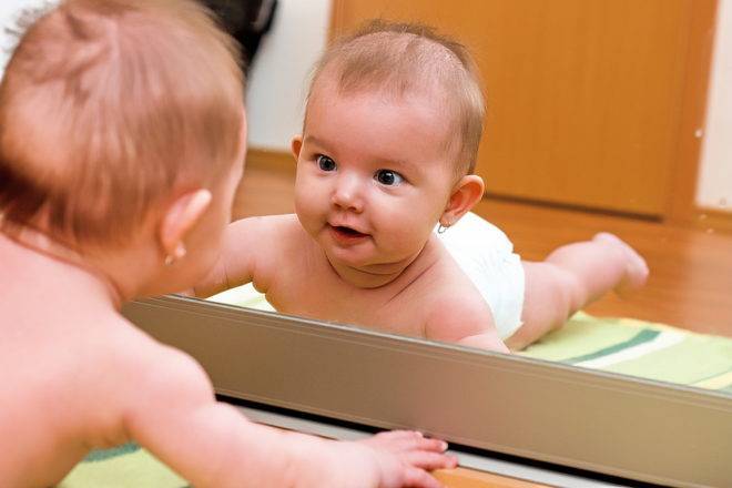 Почему нельзя показывать новорожденного в зеркало?
