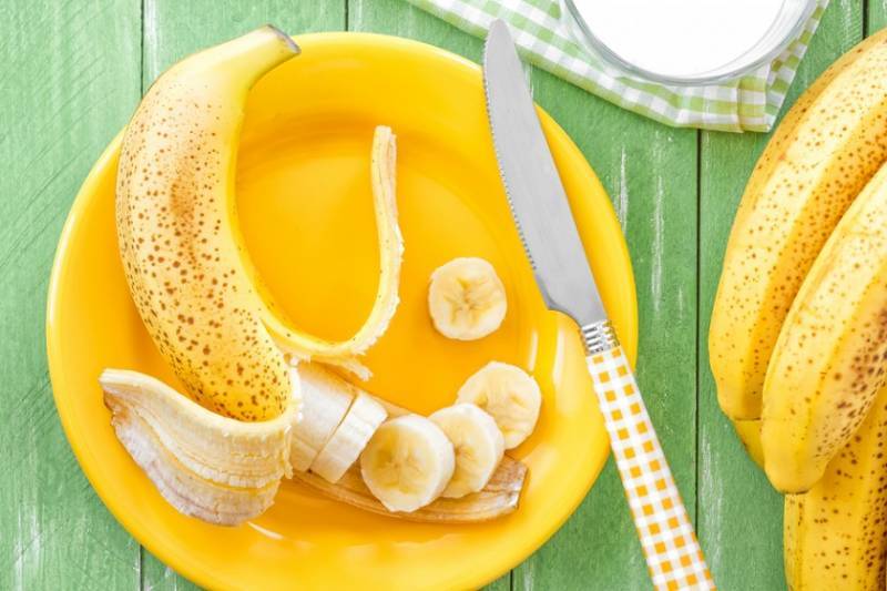 Бананы при грудном вскармливании: можно ли их кормящей маме в первый месяц гв при кормлении новорожденного, сколько фруктов в день разрешено съедать