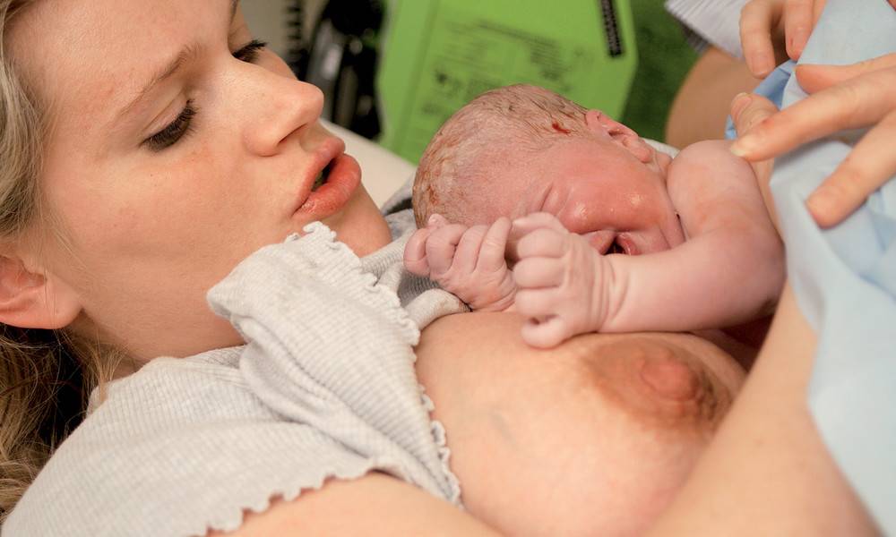 Раннее прикладывание к груди новорожденного: польза молозива, техника прикладывания
