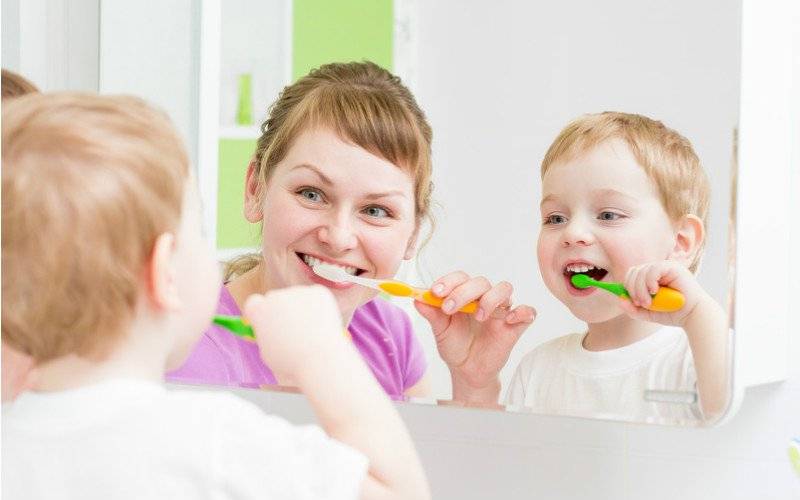 10 советов, которые помогут научить детей чистить зубы