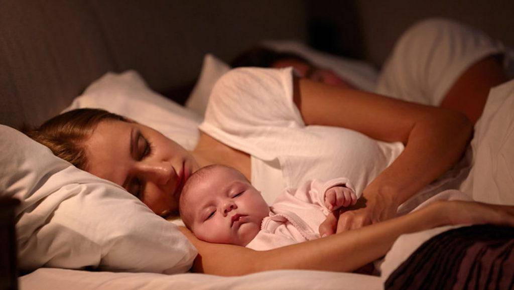 Педиатры о совместном сне с ребенком: польза или риск?
