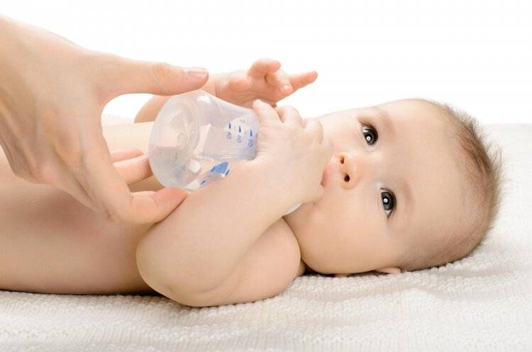 Нужно ли (и можно ли) давать воду новорожденным детям при грудном, искусственном, смешанном вскармливании? вода при икоте