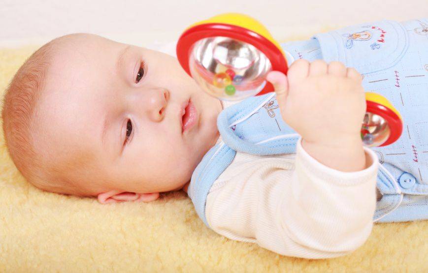 Погремушки для новорожденных: когда ребенок начинает реагировать и играть