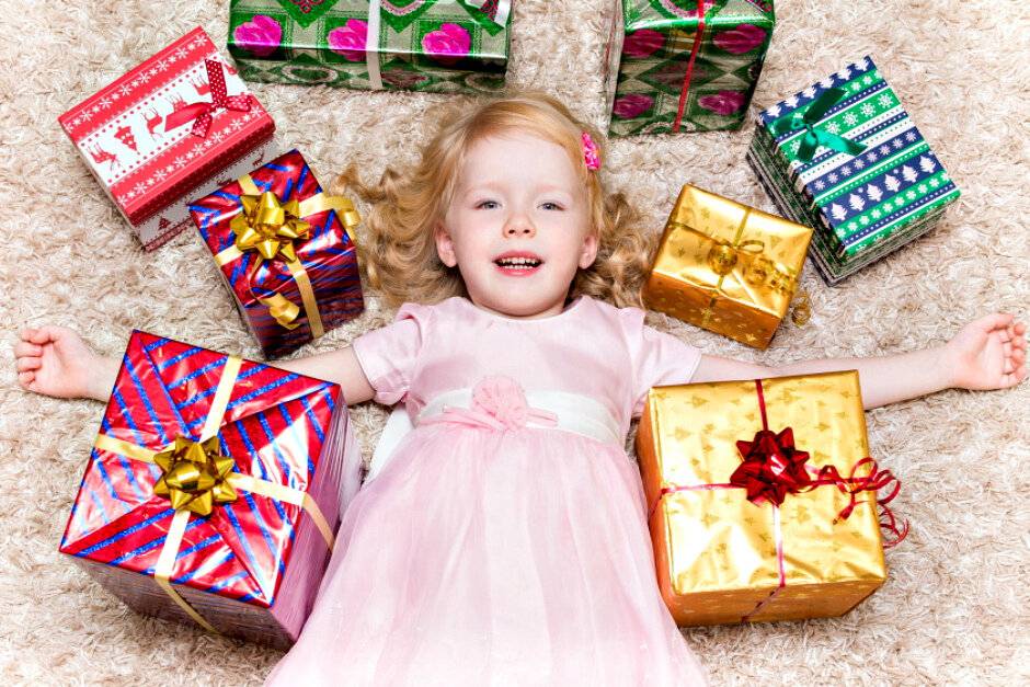148 идей, что подарить ребёнку на новый год 2021 + список подарков и советы