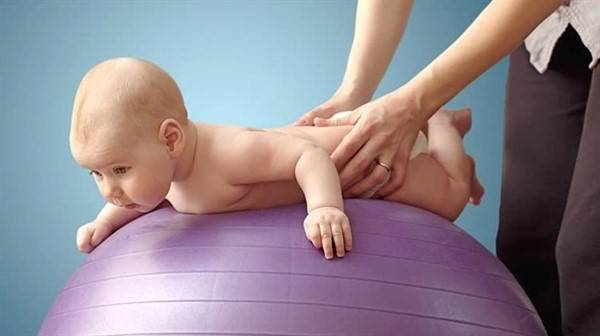 Упражнения, как научить ребенка переворачиваться на бок, со спины на животик и обратно быстро и правильно