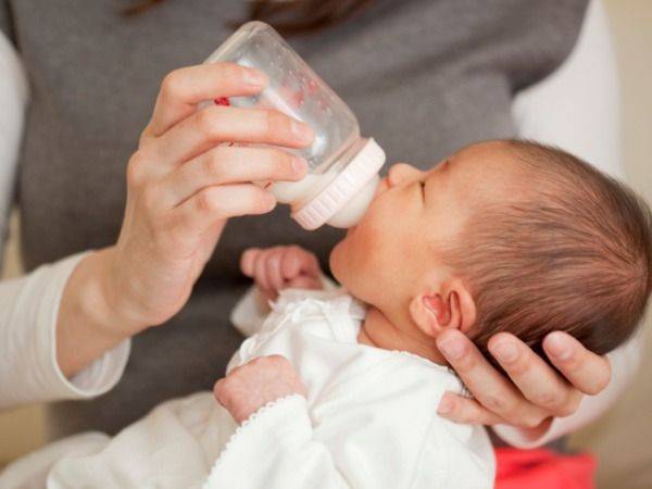 Как заставить грудничка пить воду: можно ли приучить, если новорожденный отказывается, какие способы существуют