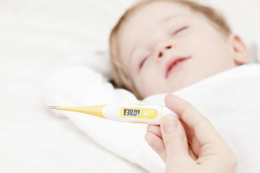 Температура у ребенка после прививки: когда следует сбивать и чем
