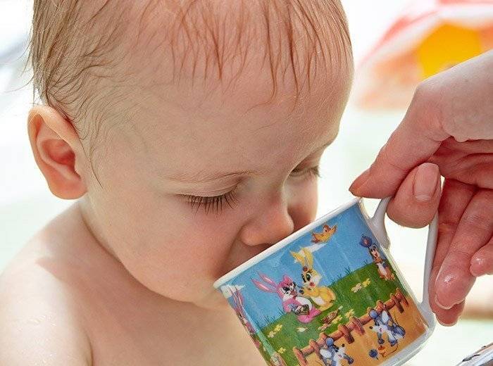 Как научить ребенка пить из чашки: 11 составляющих успеха