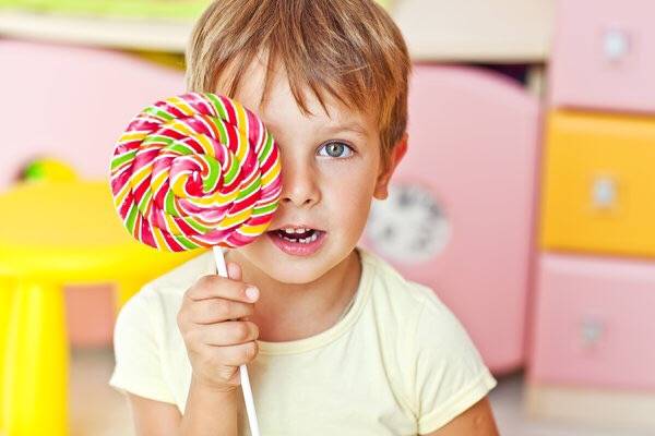 Сколько сладкого можно есть в день детям