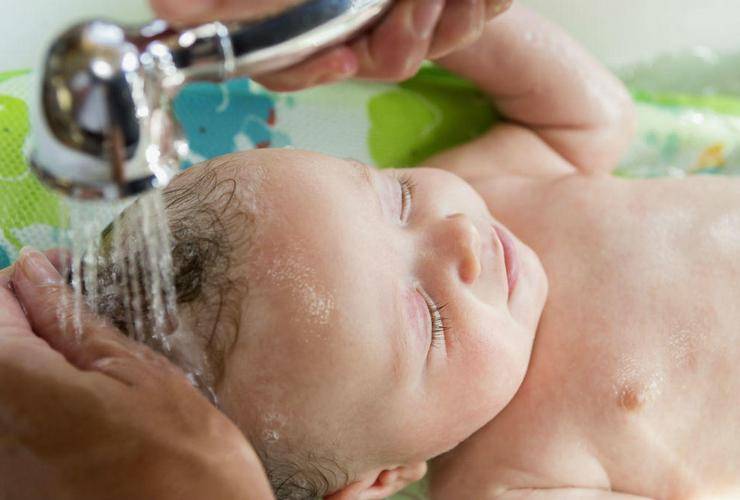 Какими средствами и как часто нужно мыть голову ребенку до года