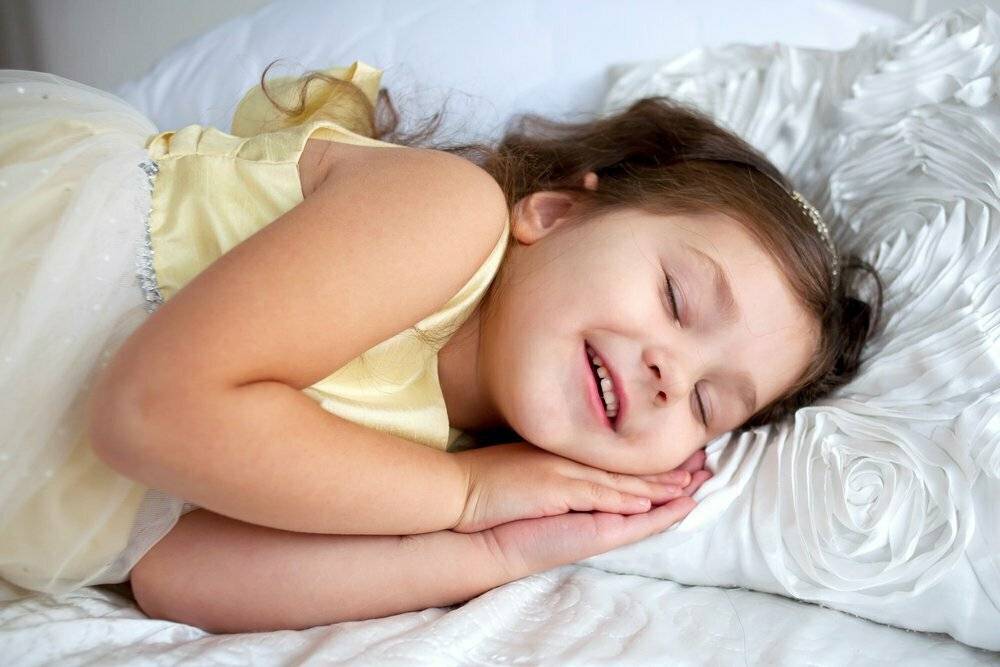 Что делать, если ребенок сильно плачет во сне и не просыпается: как правильно успокоить малыша
