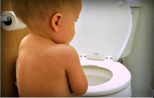 Ребенок боится ходить в туалет: как справиться с детским психологическим запором