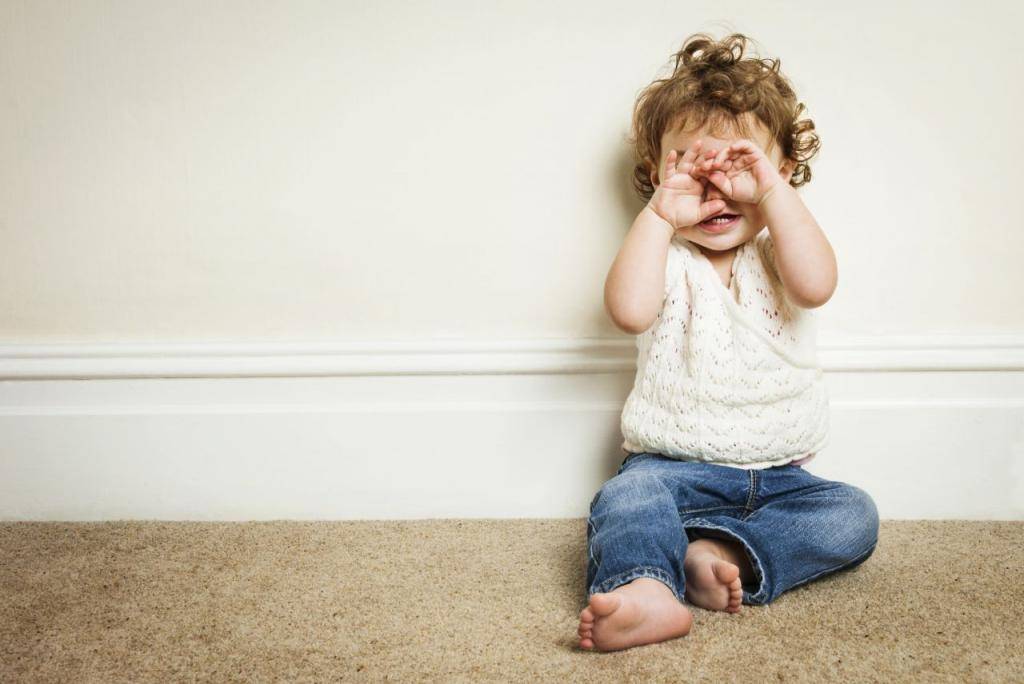 Почему ребенок бьется головой об пол и стены – причины, как реагировать и что делать?