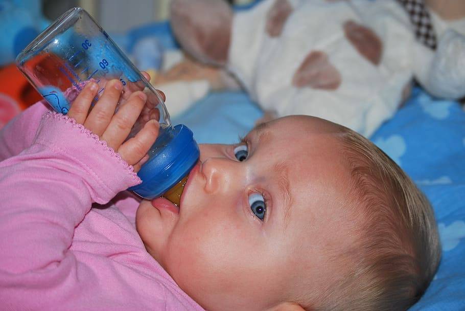 Нужно ли (и можно ли) давать воду новорожденным детям при грудном, искусственном, смешанном вскармливании? вода при икоте