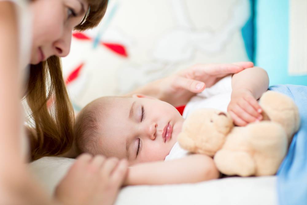 Как отучить ребенка от укачивания на руках перед сном и почему это важно?