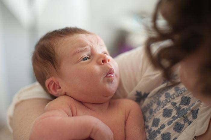 Когда новорожденный начинает видеть и фокусировать взгляд?