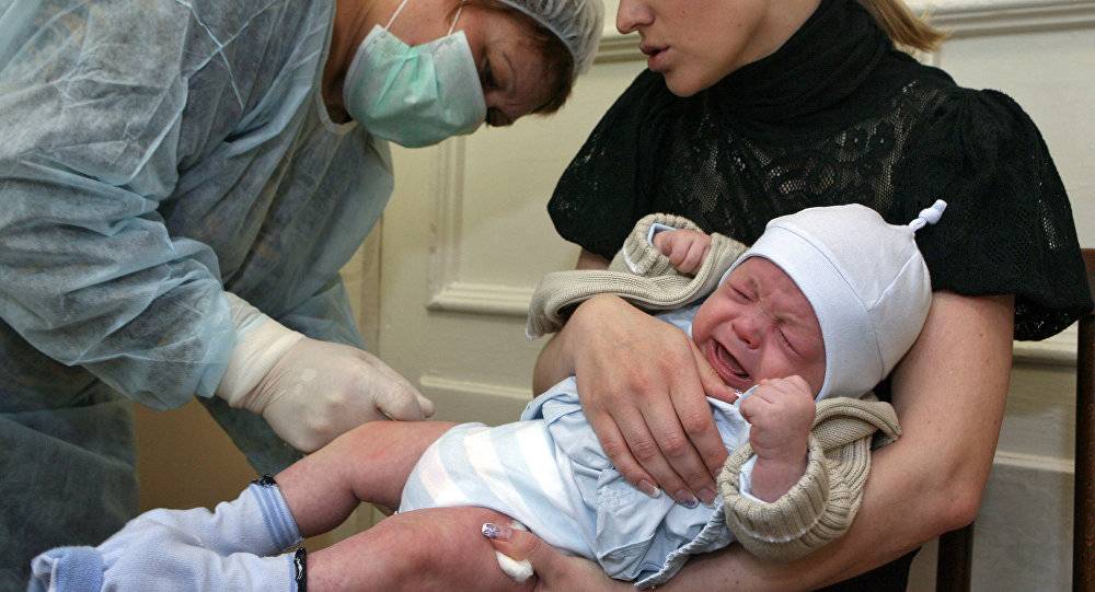 Какие прививки в роддоме делают новорожденным малышам