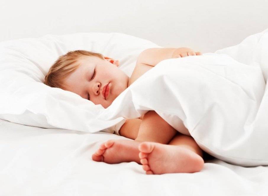 Ребенок спит только на руках, а положишь в кроватку просыпается.
