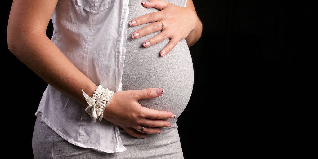Почему может каменеть живот на 39-й неделе беременности,