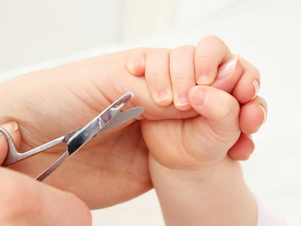 Когда можно подстригать ногти новорожденному